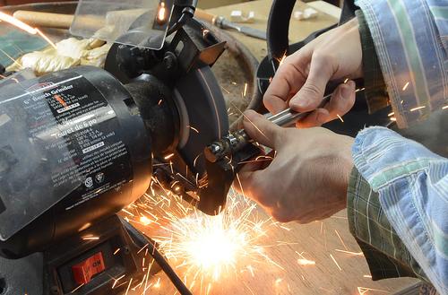 7 Best Bench Grinder Reviews for Sharpening Cutting Toos